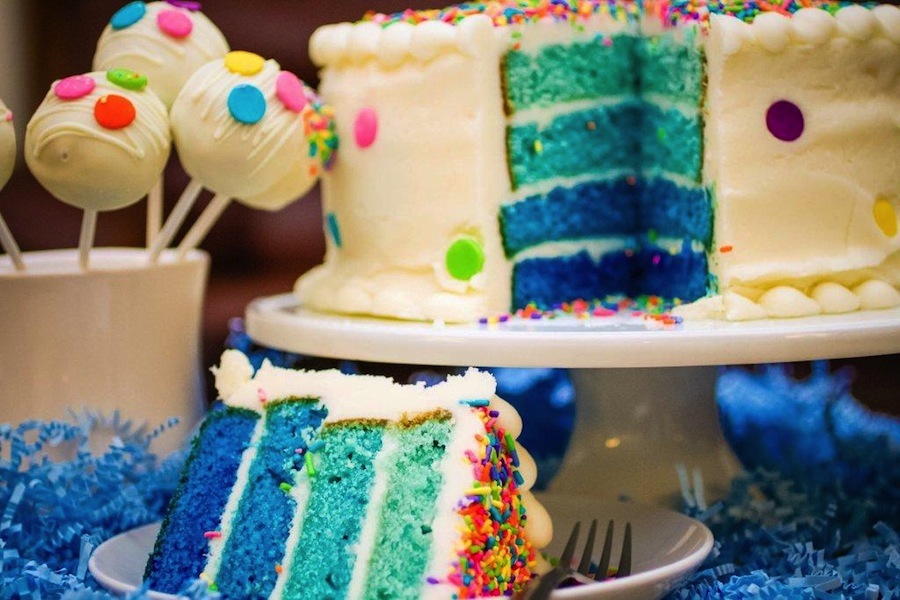De Luxe Banquet Hall Reveal Cake (Photo Courtesy Of Cupcake Crazy)