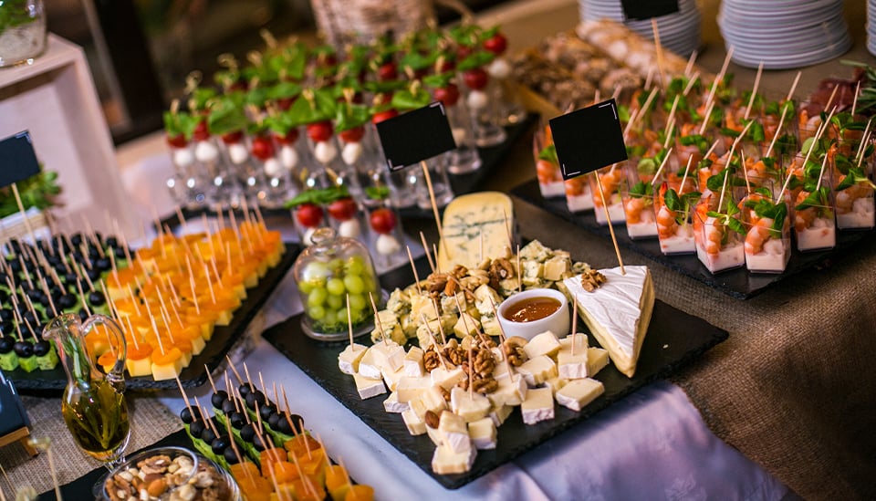 De Luxe Banquet Hall - To Go Catering