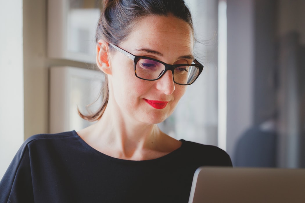 Best Wedding Planner - Brunette Woman Wearing Glasses On Laptop